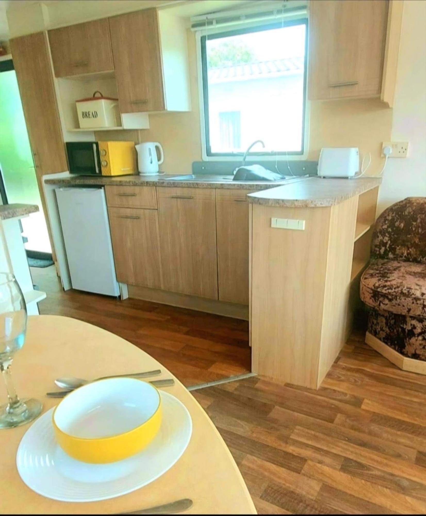 Homely 6 Berth Caravan At Steeple Bay In Essex Ref 36017D Southminster Exterior photo